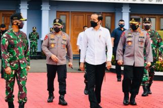 Dalam Lawatan ke Blitar, Jokowi Sempatkan Berziarah Ke Makam Soekarno - JPNN.com Jatim