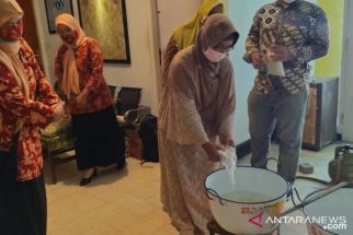 Dongkrak Industri Rumah Tangga, DWP Ajak Puluhan Ibu di Probolinggo Latihan Bikin Sirup Pokak - JPNN.com Jatim