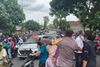 Picu Kerumunan, Bagi-Bagi Telur di Blitar Berujung Pembubaran - JPNN.com Jatim