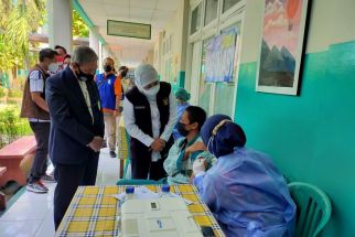 Gubernur Khofifah Prioritaskan Percepatan Vaksinasi di Wilayah Surabaya Raya - JPNN.com Jatim