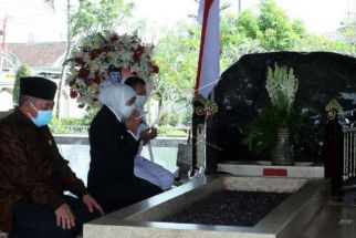 Rangkaian HUT ke-76 Jatim, Gubernur Khofifah Ziarahi Makam Bung Karno - JPNN.com Jatim