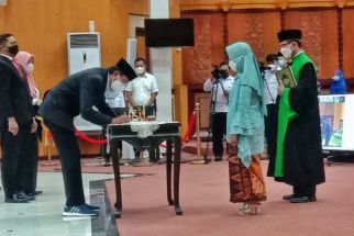 DPRD Surabaya Resmi Lantik Zuhrotul Mar'ah Jadi Anggotanya - JPNN.com Jatim