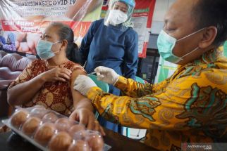 Vaksinasi Lansia di Tulungagung Berhadiah Telur, Dinkes: Efektif Tingkatkan Jumlah Peserta - JPNN.com Jatim