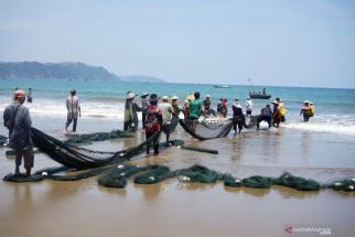 Kapal Nelayan Kesulitan Sandar di Pantai Sine Tulungagung, KKP Siap Bangun Dermaga - JPNN.com Jatim