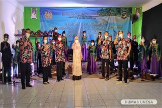 Dosen dan Mahasiswa Unesa Latih Lansia Usia 100 Tahun di Surabaya Main Karawitan - JPNN.com Jatim