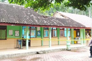 Atap Kelas di SDN 2 Dongko Lapuk, Turun Hujan Deras, Bruk - JPNN.com Jatim