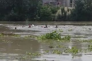 Perahu Penyeberangan di Bojonegoro Tenggelam, Penumpang Kocar-kacir Hanyut - JPNN.com Jatim