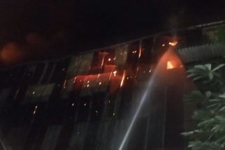 Gudang Piala di Kedung Cowek Surabaya Ludes Terbakar, Ada Suara Ledakan - JPNN.com Jatim