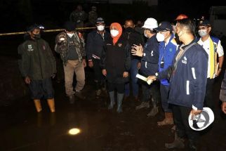 Tinjau Langsung Penanganan Banjir Bandang di Batu, Khofifah Siapkan ini - JPNN.com Jatim