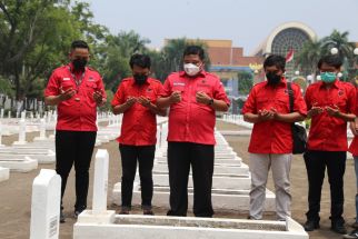 PDIP Surabaya Gelar Tabur Bunga Di Taman Makam Pahlawan - JPNN.com Jatim