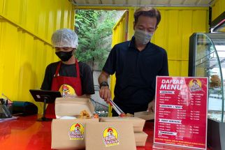 Terdampak Pandemi, Eks GM Maskapai BUMN Bangkit Buka Bisnis Kuliner Ayam Goreng - JPNN.com Jatim