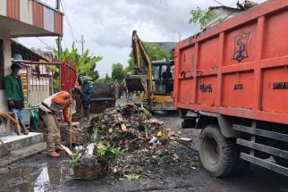Antisipasi Banjir, Pemkot Lakukan Perantingan dan Pembersihan Sampah di Gorong-Gorong - JPNN.com Jatim