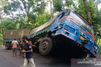 Salip Pikap, Sedan Adu Kambing dengan Truk, Masih Untung - JPNN.com Jatim