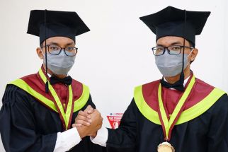 Mahasiswa Kembar Identik Asal Madura Jadi Lulusan Dokter Termuda di UM Surabaya - JPNN.com Jatim
