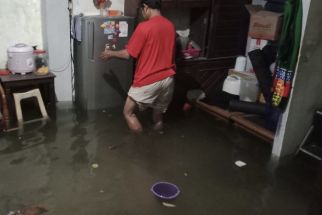 Surabaya Diguyur Hujan Deras, Siwalankerto Banjir Selutut Orang Dewasa - JPNN.com Jatim