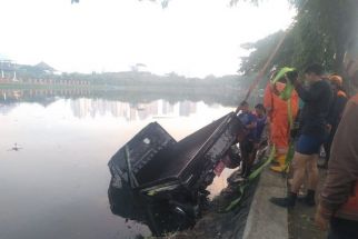Mobil Pikap Tercebur di Danau Unesa, Satu Penumpang Tewas Tenggelam - JPNN.com Jatim