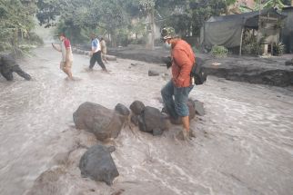 Banjir Lahar Dingin Semeru Tutup Jalan Nasional di Sumberwuluh Lumajang - JPNN.com Jatim