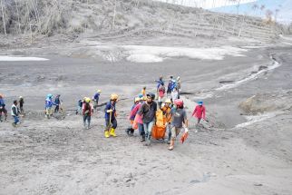 Siang ini, Pencarian Korban Erupsi Gunung Semeru Dihentikan, Berbahaya - JPNN.com Jatim