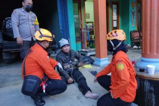 Pendaki Asal Jatim Tak Kuat ke Puncak Gunung Merbabu, Dievakuasi Dini Hari - JPNN.com Jateng
