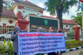 Aksi Damai Warnai Praperadilan Anak Kiai Jombang, Spanduk Dibentangkan Dukung Korban - JPNN.com Jatim