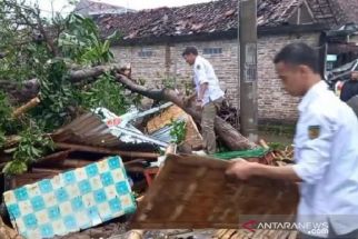 Hujan Deras Rabu Siang, Ratusan Rumah di Madiun Rusak, Genting Beterbangan - JPNN.com Jatim