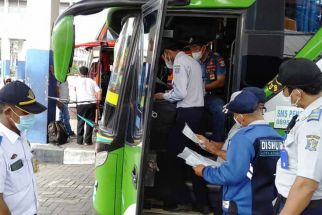 Jelang Nataru, Terminal Purabaya Masih Sepi, Petugas Periksa Armada Bus - JPNN.com Jatim