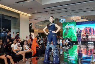 Desainer Muda Asal Surabaya Tunjukkan Batik Bukan Hanya Untuk Kebaya - JPNN.com Jatim