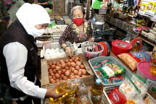 Pastikan Stok Aman, Khofifah: Jangan Lakukan Aksi Borong Bahan Pokok - JPNN.com Jatim