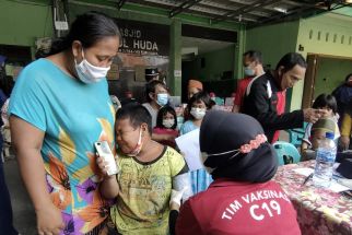 Vaksinasi Anak 6-11 Tahun di Surabaya Capai 51,53 Persen, Anggota TNI Sampai Pegangi Tangan Siswa  - JPNN.com Jatim
