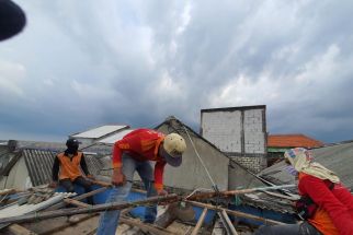 Diterjang Hujan dan Angin Kencang, Rumah Warga Pesisir Kenjeran Surabaya Rusak,  Pemkot Bertindak - JPNN.com Jatim