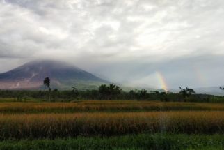 Pelangi Kembar Muncul di Langit Utara Gunung Semeru Lumajang, Pertanda? - JPNN.com Jatim