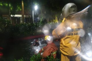 Hujan Deras Mengguyur Surabaya, Debit Air Naik, Mobil Menyelonong, Bur - JPNN.com Jatim