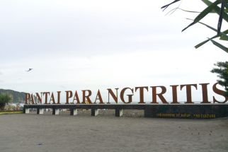 Ribuan Wisatawan Mengunjungi Pantai Parangtritis Saat Malam Pergantian Tahun - JPNN.com Jogja