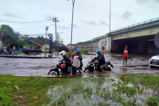 Puluhan Motor Mogok Akibat Nekat Terobos Banjir Kaligawe, Ketinggian Air Capai 60 Cm - JPNN.com Jateng