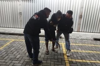 Anggota Geng Ngisruh di Warung Sambil Bawa Celurit, Dilumpuhkan Warga dan Ditangkap Polisi - JPNN.com Jogja
