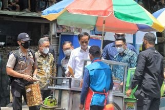 Jokowi Bagi-bagi Duit Buat Pedagang di Pasar Sederhana - JPNN.com Jabar