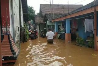 Banjir Menerjang Pasuruan, Belasan Desa Terendam, Ribuan Nasi Bungkus Disalurkan - JPNN.com Jatim