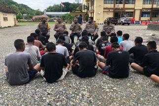Dua Kelompok Pemuda Tenteng Celurit Tutup Jalan Lintas Sarae, Aksi Tim Puma Redam Bentrok Keren - JPNN.com Bali