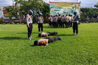 Langgar Aturan, Dua Polisi Polresta Denpasar Dihukum Push Up, Biar Makin Sehat ya Pak? - JPNN.com Bali