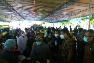 Mengunjungi Lokasi Vaksinasi di Bantul, Menkes Budi Gunadi Terharu - JPNN.com Jogja