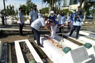 Peringatan Hari Bhakti Imigrasi, Kemenkumham Jatim Gelar Tabur Bunga - JPNN.com Jatim