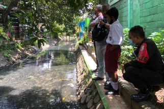 Pelajar SD Temukan Janin Usia 4 Bulan dalam Kotak Plastik di Selokan Kutisari Surabaya - JPNN.com Jatim