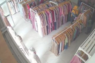 Kawanan Mak-mak Menyatroni Butik di Lumajang, Terekam CCTV - JPNN.com Jatim