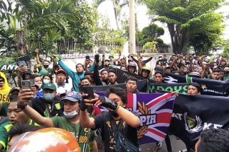Iringan Song For Pride dari Ratusan Bonek Lepas Persebaya Menuju Seri 4 Liga 1 - JPNN.com Jatim