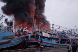 Belasan Kapal Terbakar di Pelabuhan Tegal, Petugas Kesulitan Menjinak Api  - JPNN.com Jateng
