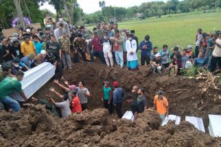 Pemakaman Massal 6 Korban Kecelakaan Bus Pariwisata Imogiri Dihadiri Ratusan Orang - JPNN.com Jogja