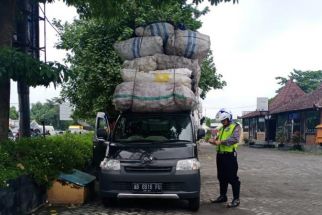 Satlantas Polres Sleman Razia Kendaraan Bermuatan Berlebih - JPNN.com Jogja