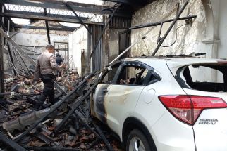 Diduga Korsleting Listrik, Toko Kelontong di Depok Ludes Terbakar, Rugi Hingga Rp 1,5 Miliar - JPNN.com Jabar