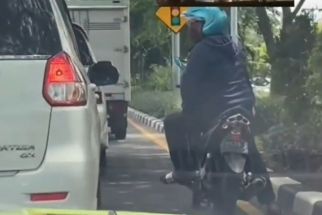 Aksi Pemotor Minta Uang di Jalanan Surabaya Viral, Diduga Penipuan Modus Bayar Sekolah Anak - JPNN.com Jatim