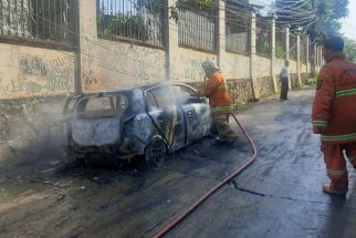 Satu Mobil Daihatsu Ayla di Depok Hangus Terbakar, Begini Penjelasannya - JPNN.com Jabar